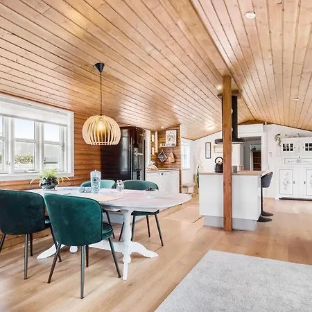 Stunning In With Kitchen Nyaraló